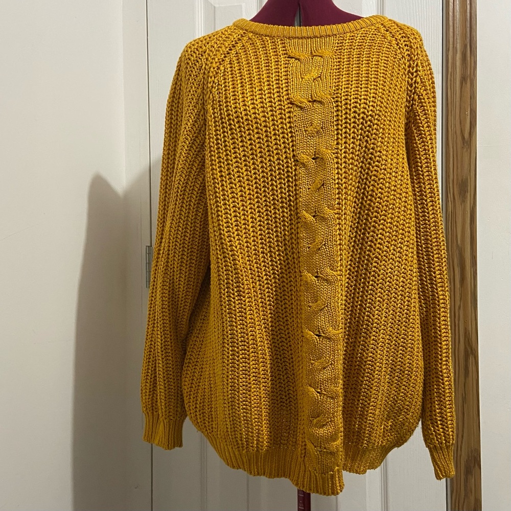 Lecomte women yellow cable knit pullover long sleeves sweater. Size 38/ 8. Used